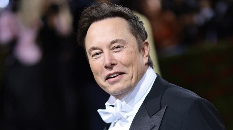 Elon Musk tweets 'I'm buying Manchester United'