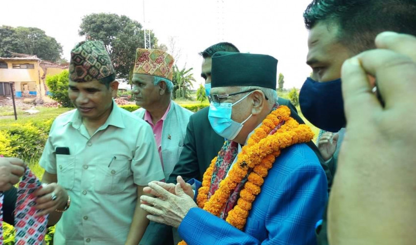 सांसददेखि पूर्वमन्त्रीलाई एमालेमा स्वागत गर्न ओली सुदूरपश्चिममा