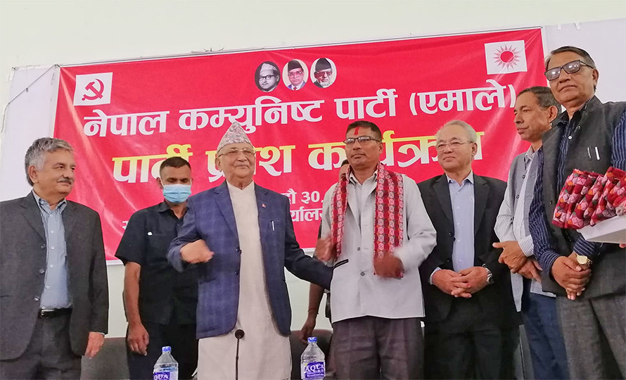 माओवादीका चितवन सहइञ्चार्जसहितका नेता एमालेमा
