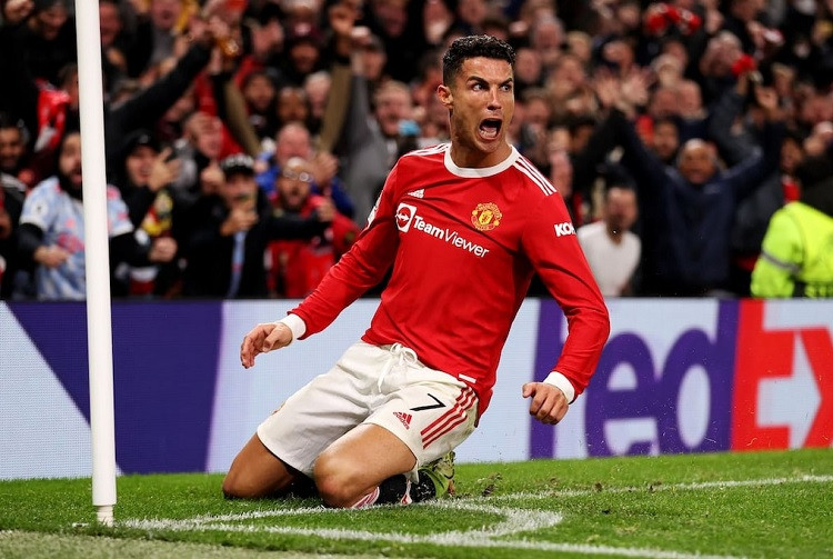 Manchester United beat Tottenham Hotspur 2-0