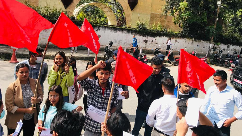 राष्ट्रपतिको समर्थन गर्दै एमाले निकट अखिलको प्रदर्शन