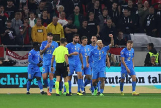Italy beat Hungary 2-0