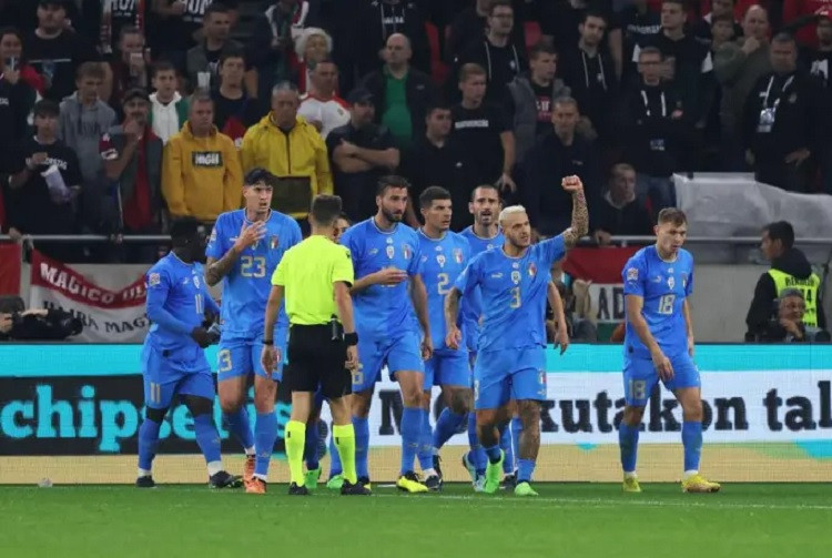 Italy beat Hungary 2-0