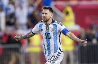Argentina beat Australia 2-1