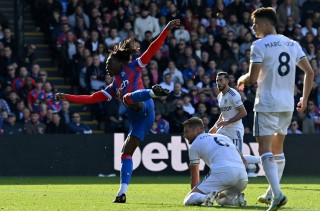 Crystal Palace beat Leeds United 2-1