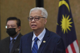 Malaysian PM dissolves parliament, calls early election
