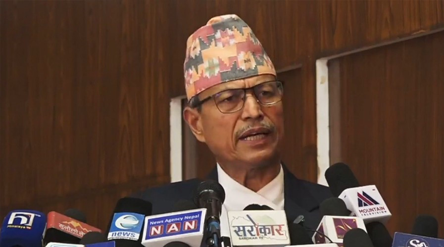 एमालेमाथि खनिए रावल, वालुवाटारमा सुतेर बिताएको आरोप (खास खबर)