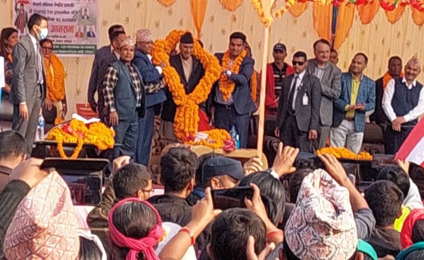 प्रधानमन्त्री देउवालाई डडेलधुरामा ३२ किलोको माला