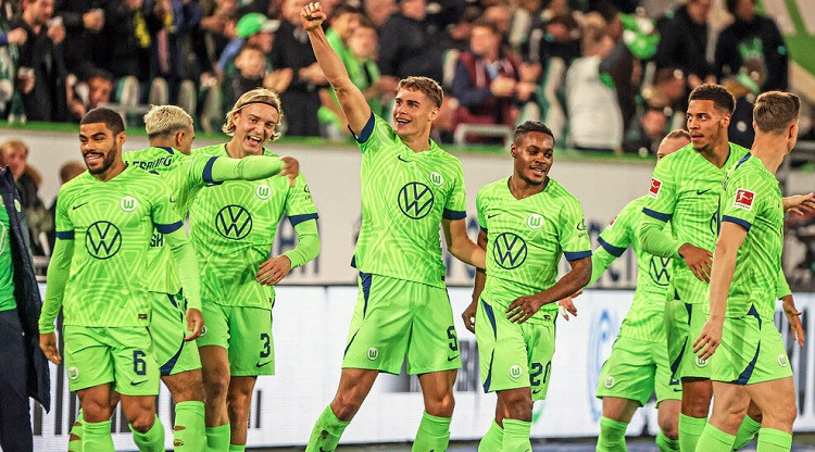 Wolfsburg stun Dortmund