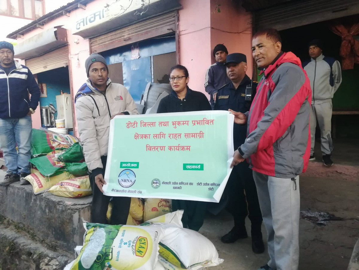एनआरएनएको सहयोगमा डोटीका भुकम्प पिडितलाई राहत सामाग्री वितरण