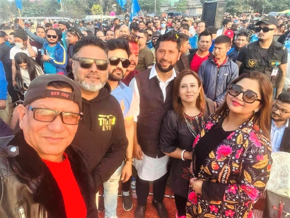 घण्टी बजाउँदै रविलाई भोट माग्न चितवन पुगे कलाकार