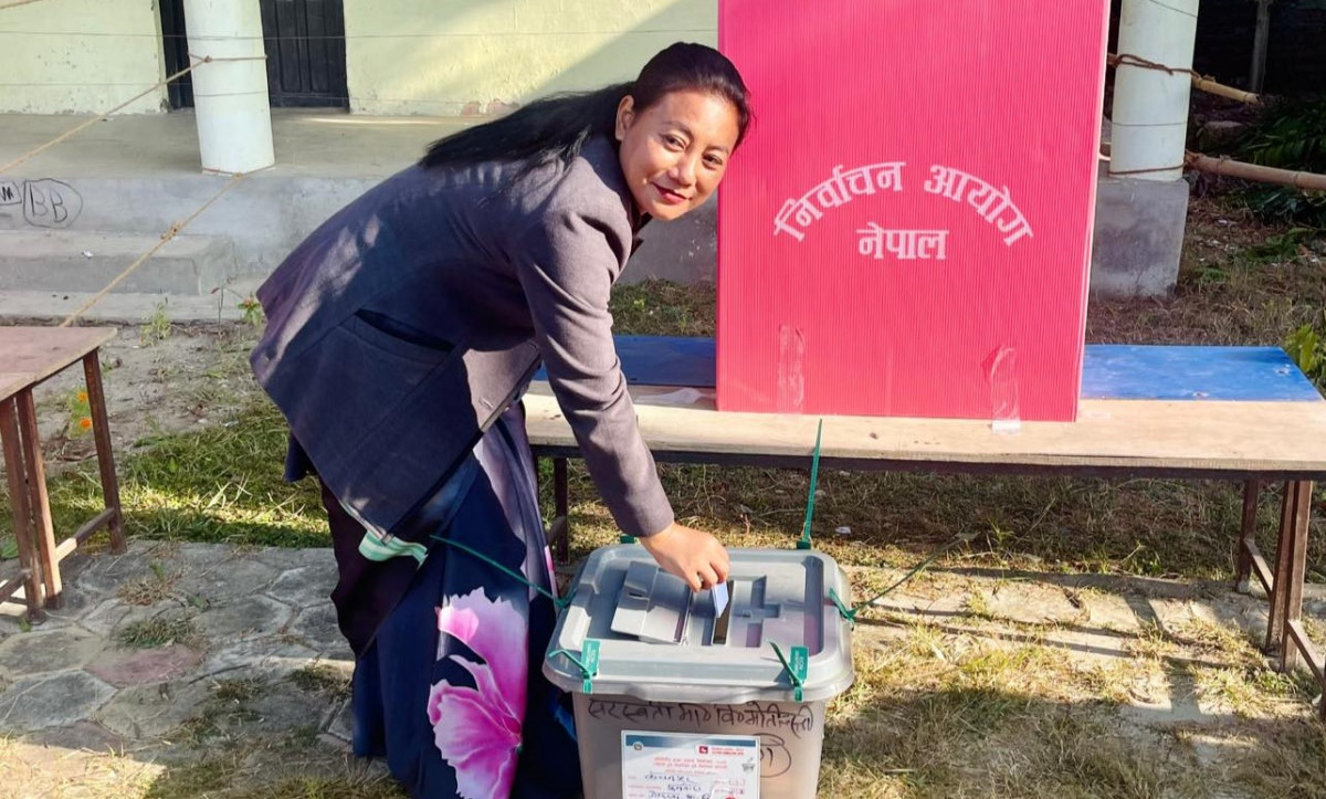 बिना मगर ४ हजार मतान्तरले पछाडि