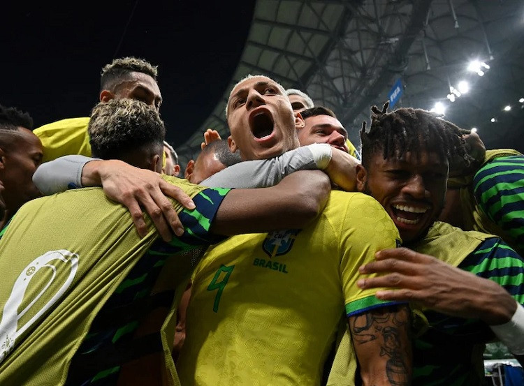 Brazil beat Serbia 2-0