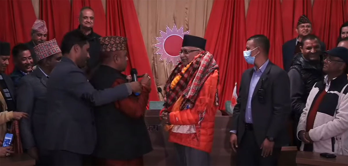 केपी ओलीलाई एमाले कार्यालयमा स्वस्ति वाचनसहित बधाई