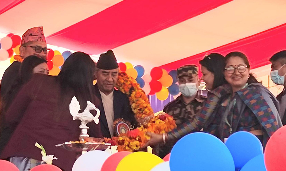 १५ बुँदे माग राख्दै प्रधानमन्त्रीलाई १५ किलोको माला
