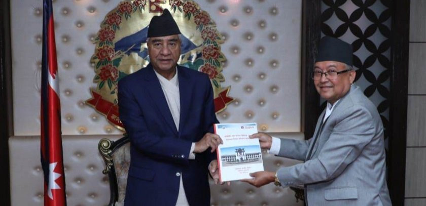 आयोगले बुझायो प्रधानमन्त्री समक्ष निर्वाचनको प्रतिवेदन