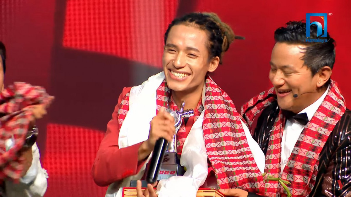 ‘द भ्वाइस अफ नेपाल सिजन ४’को उपाधि करण राईलाई