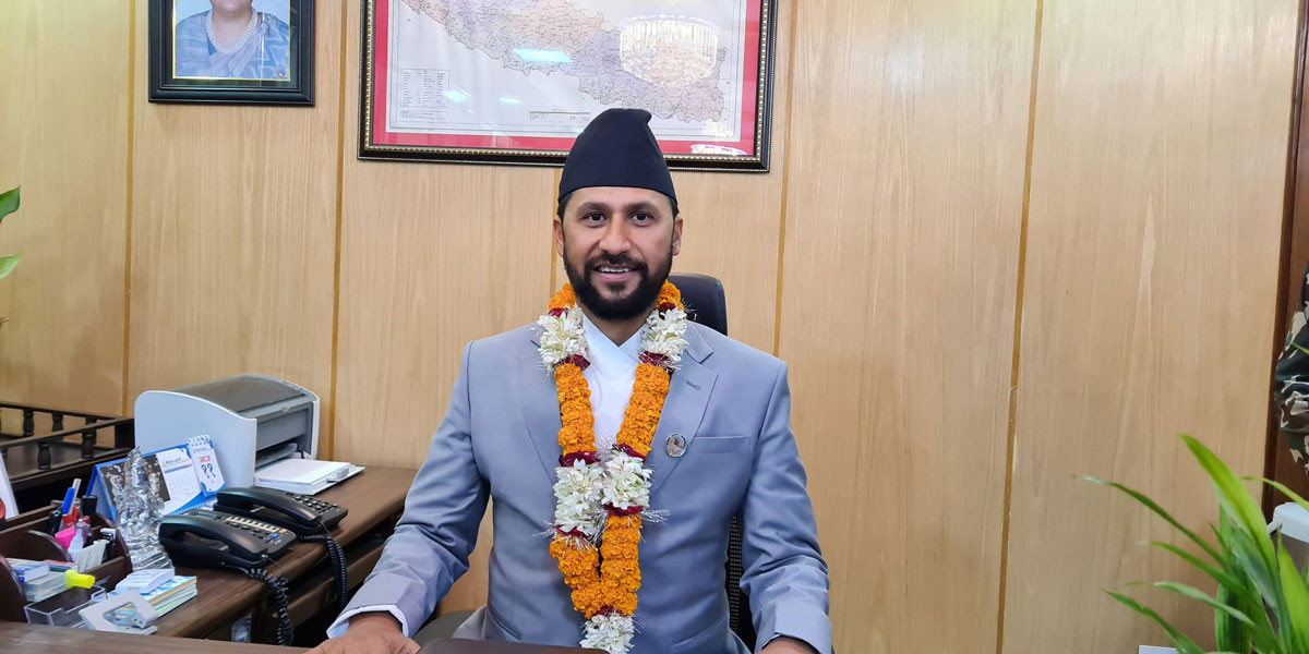 अभियुक्त सांसद कोइरीलाई पक्राउ नगर्दा गृहमन्त्री लामिछानेको आलोचना, प्रहरी खोज्दै (खास खबर) 