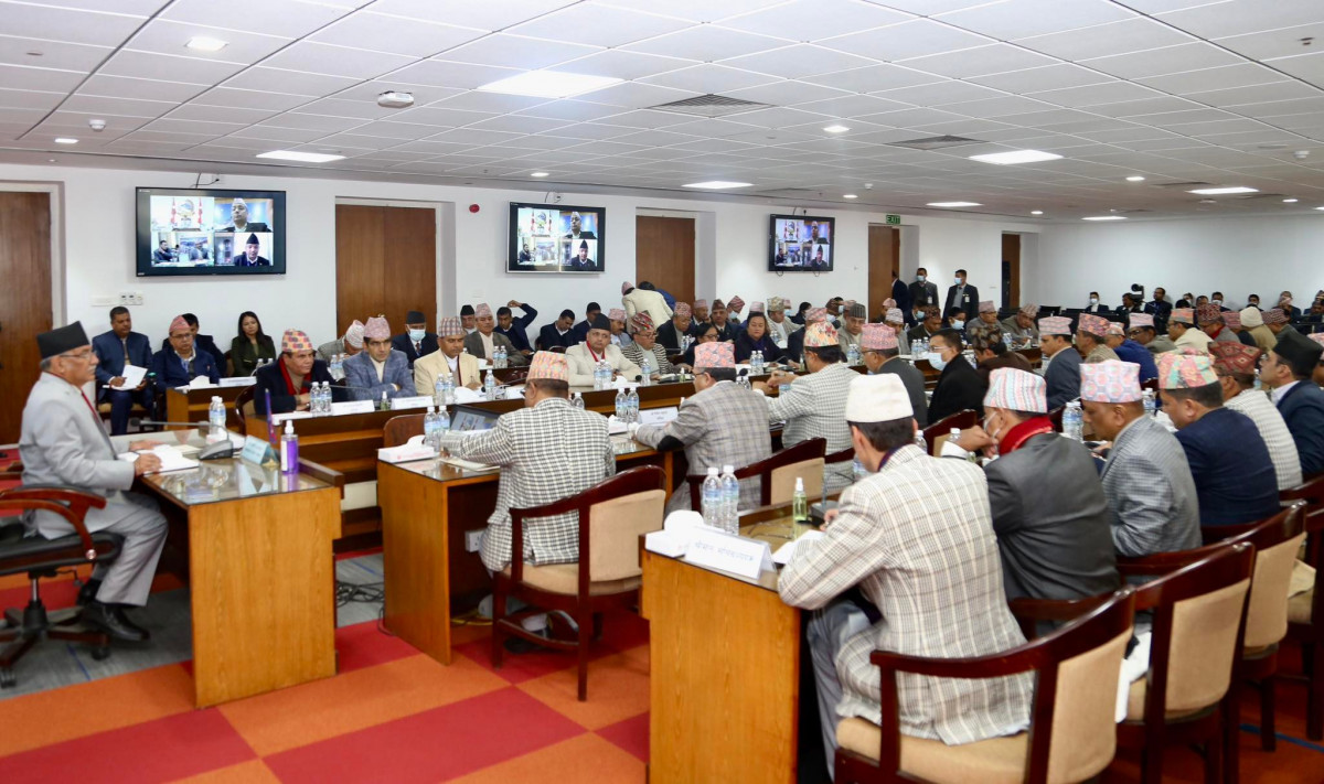 सचिवहरूसँग प्रधानमन्त्री प्रचण्ड छलफल गर्दै