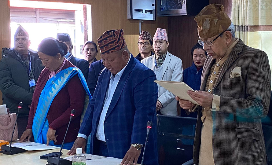 प्रेम आले र माया राईले लिए शपथ