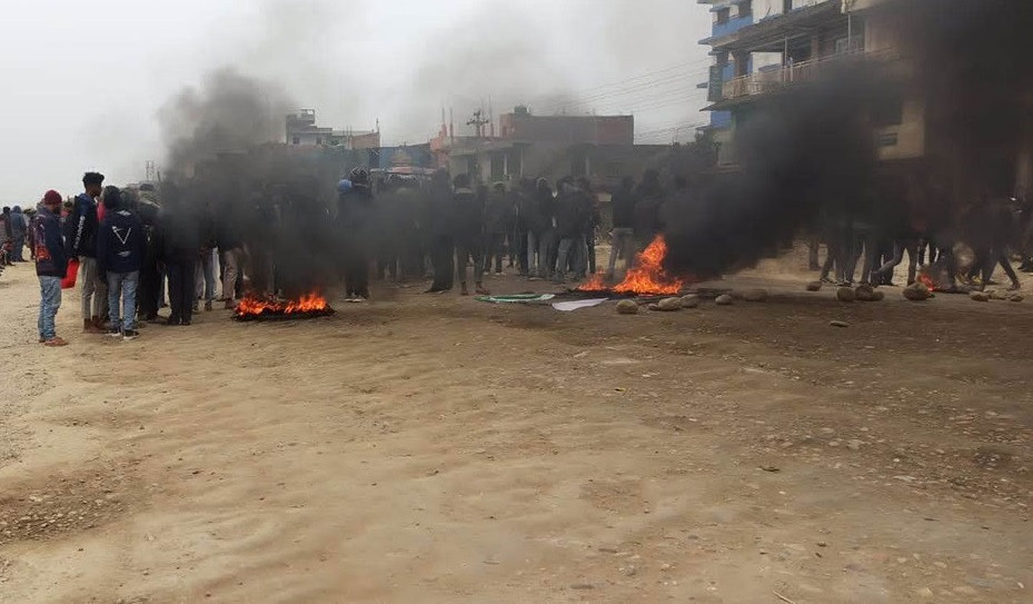 सिरहाको मिर्चैया तनावग्रस्तः पाँच राउण्ड गोली चल्यो, दुईजना प्रहरी नियन्त्रणमा