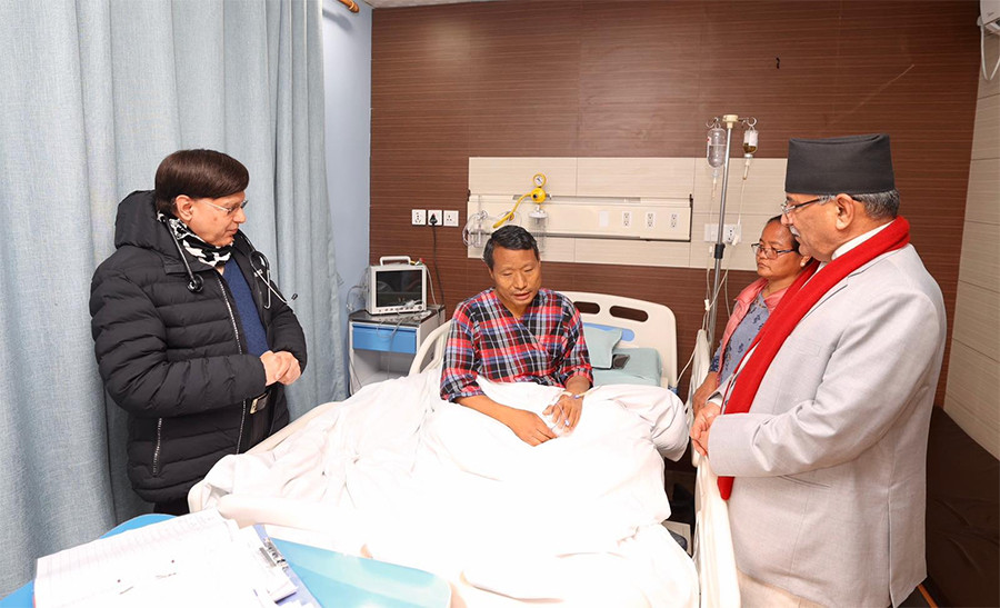 वर्षमान पुनलाई भेट्न प्रधानमन्त्री प्रचण्ड सुमेरु अस्पताल