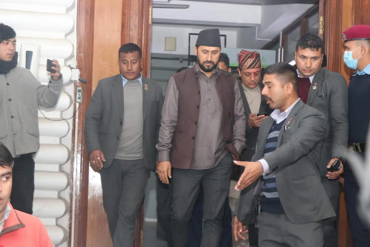 रवि लामिछाने नेपाली नागरिकता लिन जिल्ला प्रशासन जाँदै 