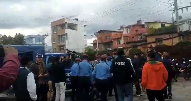 ‘आतंककारी प्रचण्ड मुर्दावाद्’ भन्दै प्रचण्डविरुद्ध बानेश्वरमा नाराबाजी, तीन युवा पक्राउ