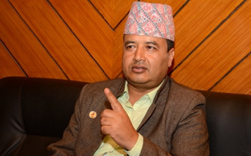 महेश बस्नेत भन्छन्- रवि भनेको मयूरको प्वाँख टाँसेको कालो कौवा हो, फेरि जिताएर किन प्रचण्डको पुच्छर बनाउने?