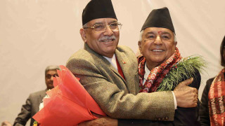राष्ट्रपति भेट्न प्रधानमन्त्री प्रचण्ड शीतलनिवासमा