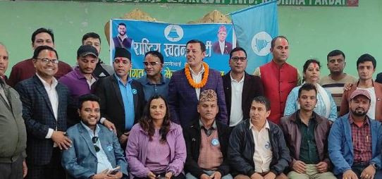 कांग्रेस छोडेको पर्वतको जम्बो टोली रास्वपा प्रवेश