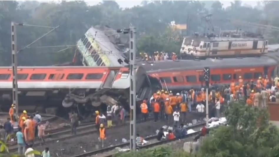 भारतको ओडिशामा रेल दुर्घटना हुँदा २ सय ३३ जनाको मृत्यु
