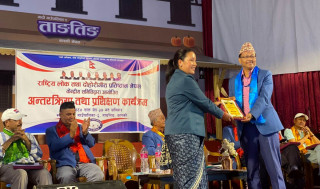 राष्ट्रिय लोक तथा दोहोरी गीत प्रतिष्ठानको घुम्ति बैठक ताङतिङमा, नौजनालाई सम्मानार्थ सदस्यता (तस्बिरसहित)