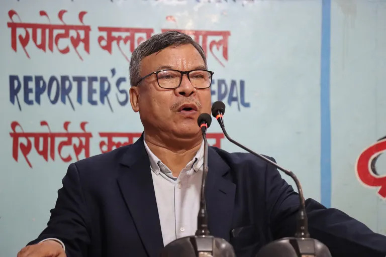 एमालेले जतिसुकै कोसिस गरे पनि सरकार ढल्दैन : माओवादी नेता