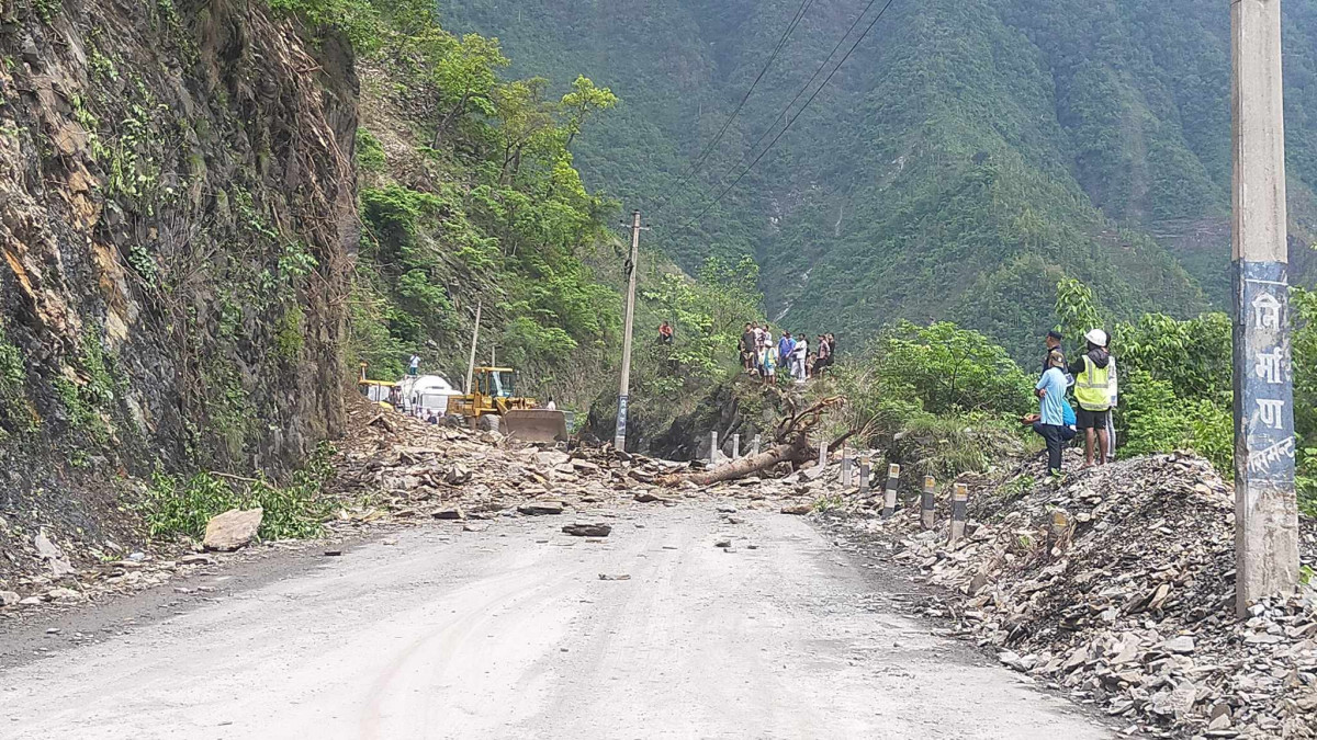 नारायणगढ-मुग्लिन सडक पुनः पहिरो खसेर दुईतर्फी अवरुद्ध