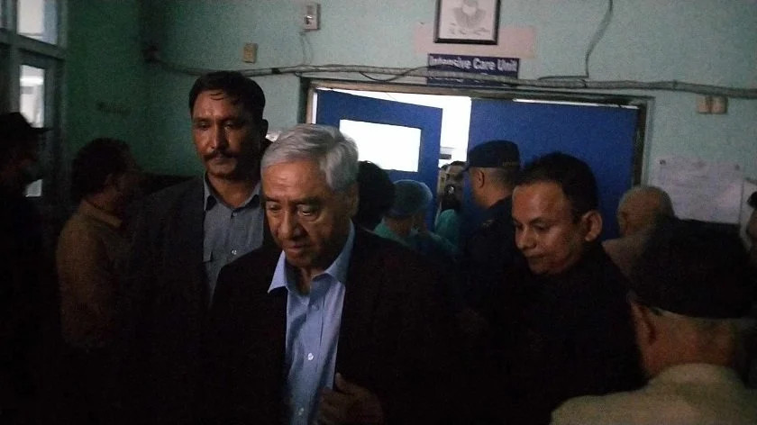 सहमहामन्त्री यादवको स्वास्थ्य अवस्था बुझ्न ट्रमा सेन्टर पुगे देउवा