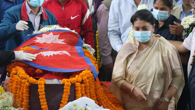 सुवासको शव अगाडि आफूलाई सम्हाल्न सकिनन् पूर्व राष्ट्रपति भण्डारी