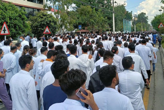 काठमाडौंमा चिकित्सकहरुको प्रदर्शन जारी