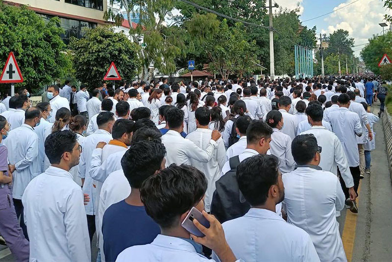 काठमाडौंमा चिकित्सकहरुको प्रदर्शन जारी