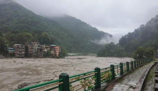 टिष्टा नदीको बाढीले बगाउँदा २३ जना सैनिक बेपत्ता