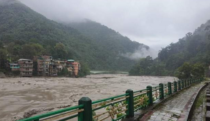 टिष्टा नदीको बाढीले बगाउँदा २३ जना सैनिक बेपत्ता