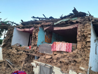 नलगाडको दल्ली नगर अस्पतालमा भुईंमा राखेर घाइतेको उपचार, औषधि अभाव हुन थाल्यो