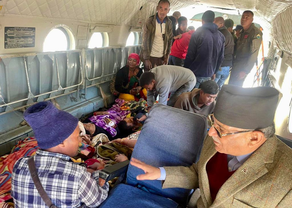 आफू गएको हेलिकप्टर भूकम्प प्रभावित क्षेत्रमा छोडेर प्रधानमन्त्री फर्किँदै