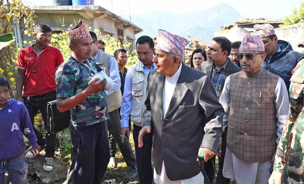 भूकम्प पीडितलाई राष्ट्रपतिले भने, ‘न आत्तिनु म सरकारसँग कुरा गर्छुँ’