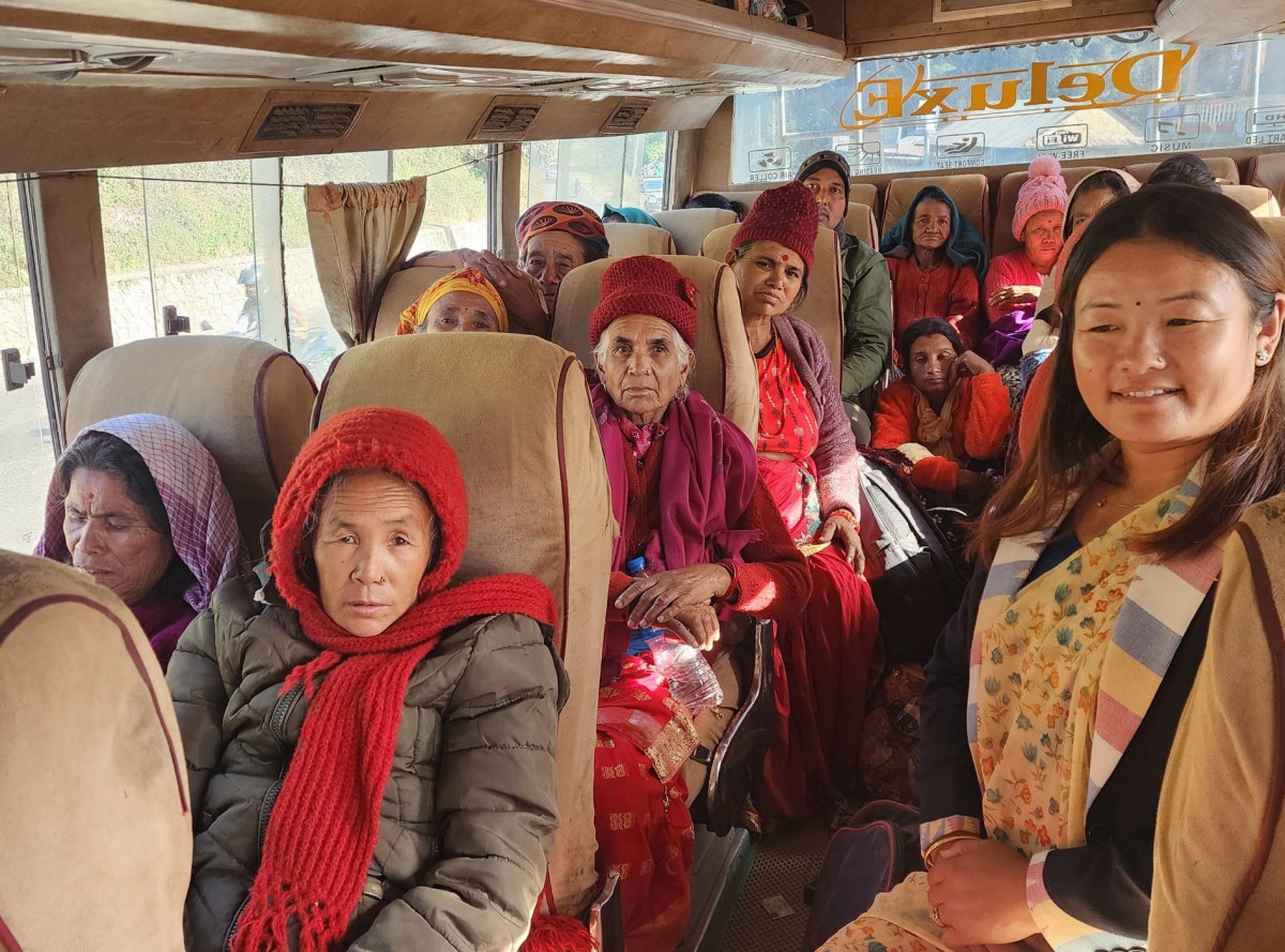 नगरप्रमुख राईद्धारा पाठेघर खसेका महिलालाई खोजी खोजी उपचार