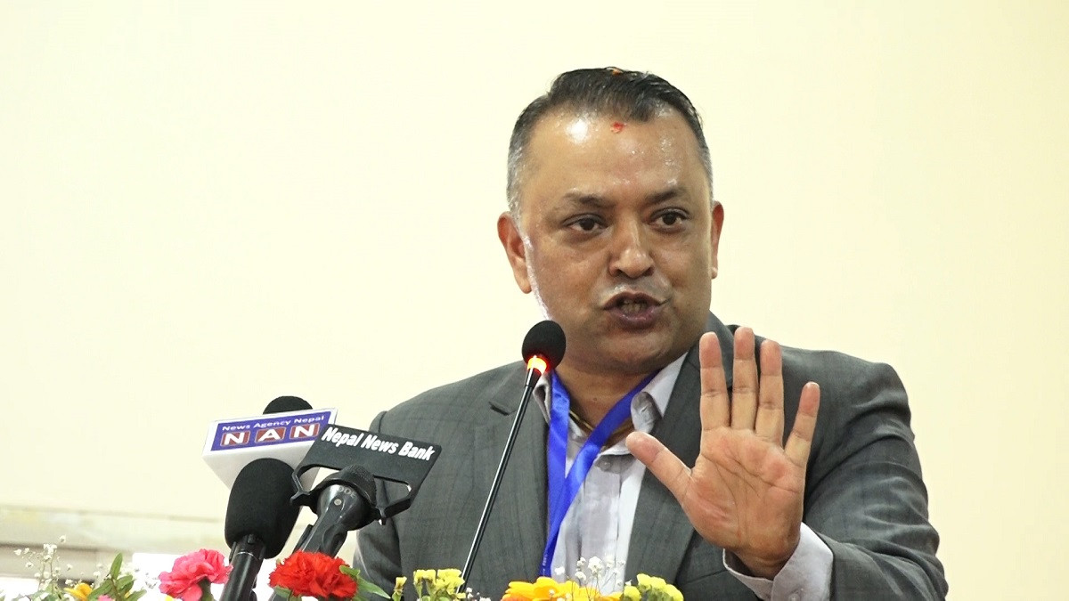 ‘यो सरकार फतक्कै कुहिएर झर्छ’: गगन थापा