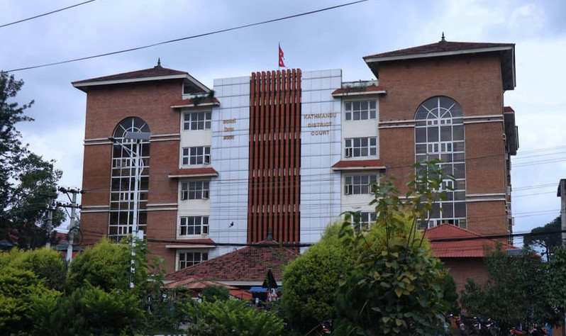 बलात्कारको कसुरमा काठमाडौं जिल्ला अदालतका अधिकृत पक्राउ