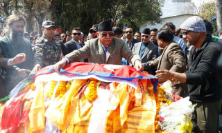 प्रधानमन्त्रीद्वारा भजन शिरोमणि भक्तराज आचार्यको पार्थिव शरीरमा राष्ट्रिय झण्डा ओढाएर सम्मान प्रकट