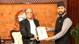 प्रधानमन्त्री प्रचण्डलाई सुन तस्करी सम्बन्धी जाँचबुझ आयोगको प्रतिवेदन बुझाइयो