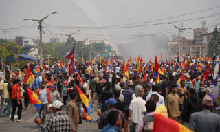 गर्मीमा शुरु राप्रपाको प्रदर्शनमा प्रहरीको पानीको फोहोरा